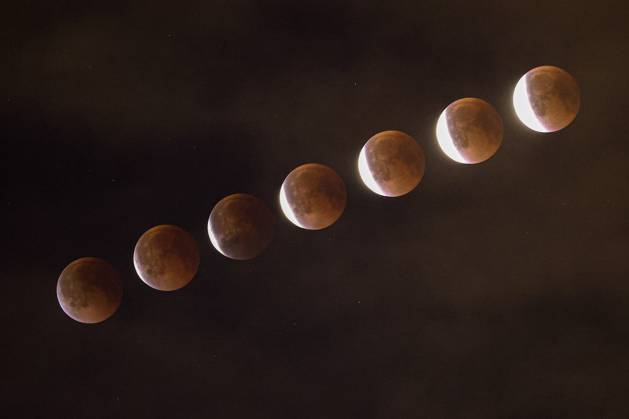 Bilder des Jahres 2025, News September 09 News Themen der Woche KW36 RUSSIA, MOSCOW - SEPTEMBER 7, 2025: A multiple exposure shot of a total lunar eclipse. Artyom Geodakyan TASS  83795839