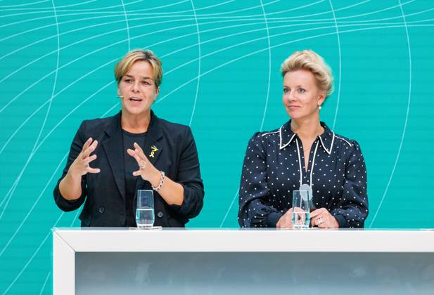 08.09.2025. Düsseldorf. Mit dem Innovationspreis NRW 2025 zeichnet das Land engagierte Persönlichkeiten aus, die mit Kreativität, Einsatz und Risikobereitschaft maßgeblich zur Innovationsstärke Nordrhein-Westfalens beitragen. NRW-Wirtschafts- und Klimaschutzministerin Mona Neubaur verleiht den Preis an Forscher aus Düsseldorf und Bielefeld. Hier v. li.: NRW-Wirtschafts- und Klimaschutzministerin Mona Neubaur, NRW-Wissenschaftsministerin Ina Brandes. Düsseldorf EUREF-Campus Nordrhein-Westfalen Deutschland