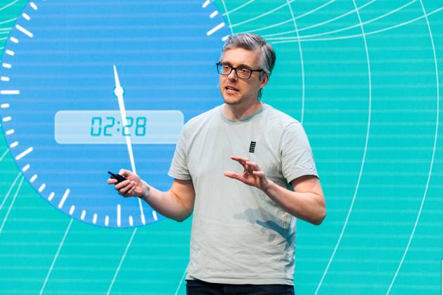 08.09.2025. Düsseldorf. Mit dem Innovationspreis NRW 2025 zeichnet das Land engagierte Persönlichkeiten aus, die mit Kreativität, Einsatz und Risikobereitschaft maßgeblich zur Innovationsstärke Nordrhein-Westfalens beitragen. NRW-Wirtschafts- und Klimaschutzministerin Mona Neubaur verleiht den Preis an Forscher aus Düsseldorf und Bielefeld. Hier: Für den Publikumspreis außerdem nominiert: Dr. Felix Schuster (Gründer und geschäftsführender Gesellschafter der Edgeless Systems GmbH, Bochum) entwickelte eine Technologie, die Unternehmen und Behörden eine sichere und souveräne Nutzung von Künstlicher Intelligenz und Cloud-Diensten ermöglicht. Durch Confidential Computing bleiben alle Daten während der Nutzung von KI und Cloud-Diensten vers
