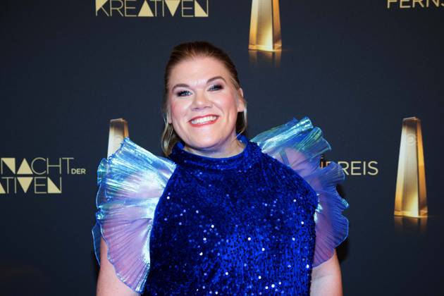 Gisa FLAKE, Schauspielerin, Roter Teppich, Red Carpet Show, Ankunft, arrival, Verleihung des Deutschen Fernsehpreises, Die Nacht der Kreativen - Der Deutsche Fernsehpreis 2025, Deutscher Fernsehpreis 2025 in der Flora Koeln, am 09.09.2025.