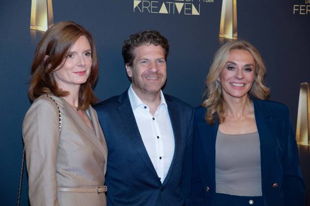v.l. Kathrin VERNAU, WDR-Intendantin, Arnim BUTZEN, SVP TV und Entertainment, Telekom Deutschland, Inga LESCHEK, Chief Content Officer RTL Deutschland Roter Teppich, Red Carpet Show, Ankunft, arrival, Verleihung des Deutschen Fernsehpreises, Die Nacht der Kreativen - Der Deutsche Fernsehpreis 2025, Deutscher Fernsehpreis 2025 in der Flora Koeln, am 09.09.2025.