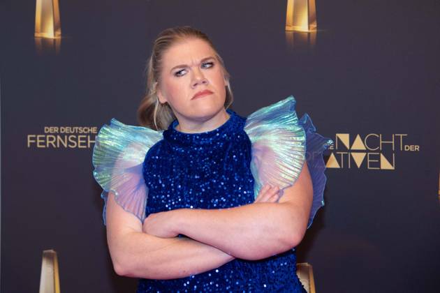 Gisa FLAKE, Schauspielerin, Roter Teppich, Red Carpet Show, Ankunft, arrival, Verleihung des Deutschen Fernsehpreises, Die Nacht der Kreativen - Der Deutsche Fernsehpreis 2025, Deutscher Fernsehpreis 2025 in der Flora Koeln, am 09.09.2025.