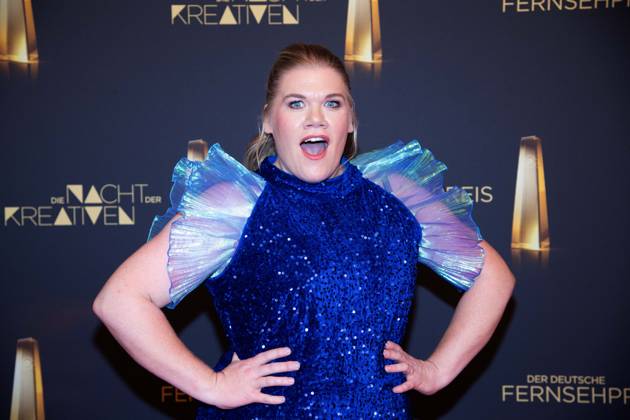 Gisa FLAKE, Schauspielerin, Roter Teppich, Red Carpet Show, Ankunft, arrival, Verleihung des Deutschen Fernsehpreises, Die Nacht der Kreativen - Der Deutsche Fernsehpreis 2025, Deutscher Fernsehpreis 2025 in der Flora Koeln, am 09.09.2025.