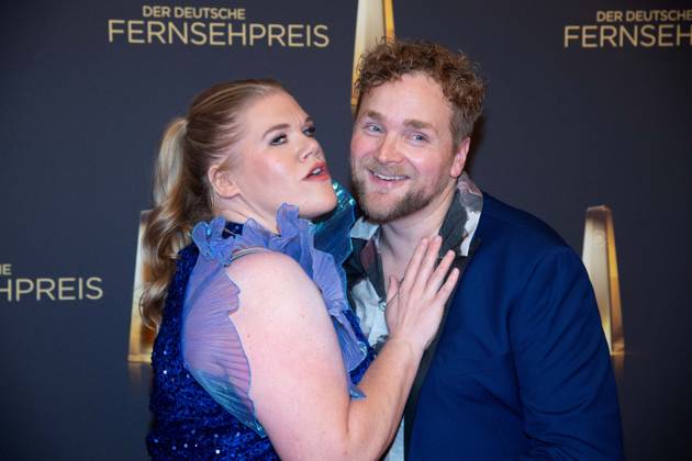 Gisa FLAKE, Schauspielerin, mit Ehemann Knud RIEPEN, Roter Teppich, Red Carpet Show, Ankunft, arrival, Verleihung des Deutschen Fernsehpreises, Die Nacht der Kreativen - Der Deutsche Fernsehpreis 2025, Deutscher Fernsehpreis 2025 in der Flora Koeln, am 09.09.2025.