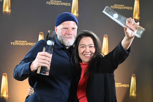 Tim Kuhn, Jieun Yi für KRANK Berlin fuer Die Anstalt Freunde des Patriarchats Preistraeger Beste Kamera Fiktion Verleihung des Deutschen Fernsehpreises, Die Nacht der Kreativen - Der Deutsche Fernsehpreis 2025, Deutscher Fernsehpreis 2025 in der Flora Koeln, am 09.09.2025.