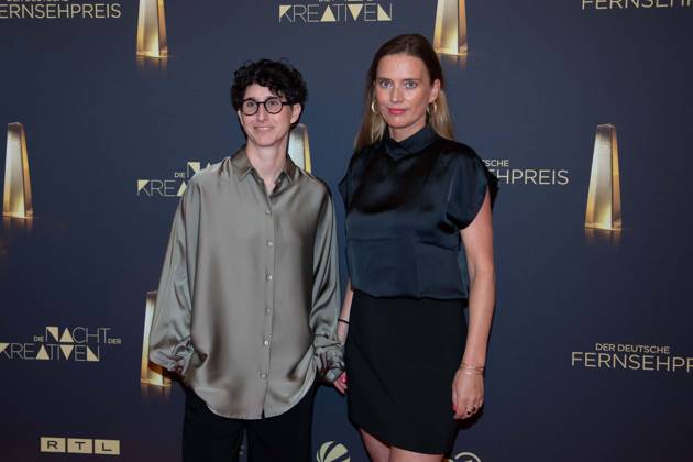 von links: Andrea Andi PEK, Friederike HOHMUTH, Roter Teppich, Red Carpet Show, Ankunft, arrival, Verleihung des Deutschen Fernsehpreises, Die Nacht der Kreativen - Der Deutsche Fernsehpreis 2025, Deutscher Fernsehpreis 2025 in der Flora Koeln, am 09.09.2025.