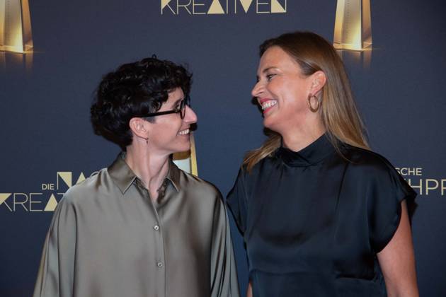 von links: Andrea Andi PEK, Friederike HOHMUTH, Roter Teppich, Red Carpet Show, Ankunft, arrival, Verleihung des Deutschen Fernsehpreises, Die Nacht der Kreativen - Der Deutsche Fernsehpreis 2025, Deutscher Fernsehpreis 2025 in der Flora Koeln, am 09.09.2025.