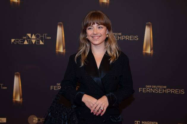 Elsa van DAMKE, Roter Teppich, Red Carpet Show, Ankunft, arrival, Verleihung des Deutschen Fernsehpreises, Die Nacht der Kreativen - Der Deutsche Fernsehpreis 2025, Deutscher Fernsehpreis 2025 in der Flora Koeln, am 09.09.2025.
