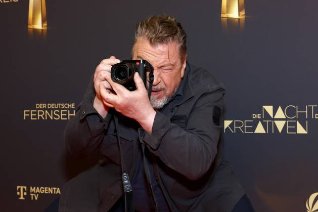 Schauspieler Armin Rohde mit einer Leica beim roten Teppich bei der Nacht der Kreativen 2025. Die Nacht der Kreativen am Vorabend zum Deutschen Fernsehpreis verleiht jedes Jahr Fernsehpreise an Menschen hinter der Kamera. Köln, 09.09.2025 NRW Deutschland Copyright: xChristophxHardtx