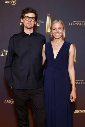 Filmregisseur Michael Schmitt und Schauspielerin und Regisseurin Annika Blendl beim roten Teppich bei der Nacht der Kreativen 2025. Die Nacht der Kreativen am Vorabend zum Deutschen Fernsehpreis verleiht jedes Jahr Fernsehpreise an Menschen hinter der Kamera. Köln, 09.09.2025 NRW Deutschland Copyright: xChristophxHardtx
