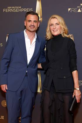 Filmproduzent Christoph Pellander (Degeto) und Schauspielerin Maria Furtwängler beim roten Teppich bei der Nacht der Kreativen 2025. Die Nacht der Kreativen am Vorabend zum Deutschen Fernsehpreis verleiht jedes Jahr Fernsehpreise an Menschen hinter der Kamera. Köln, 09.09.2025 NRW Deutschland Copyright: xChristophxHardtx