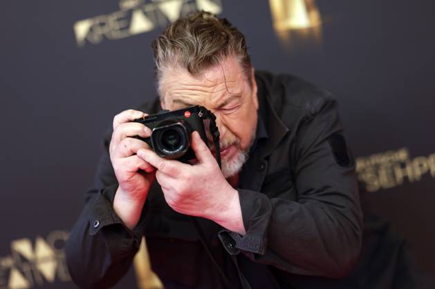 Schauspieler Armin Rohde mit einer Leica beim roten Teppich bei der Nacht der Kreativen 2025. Die Nacht der Kreativen am Vorabend zum Deutschen Fernsehpreis verleiht jedes Jahr Fernsehpreise an Menschen hinter der Kamera. Köln, 09.09.2025 NRW Deutschland Copyright: xChristophxHardtx