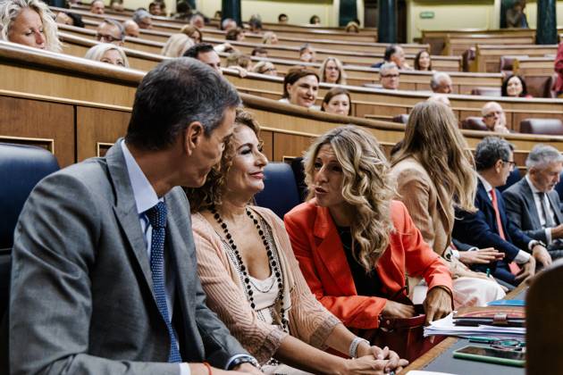 The Congress votes the reduction of the working day with an absolute majority of PP, Vox and Junts against I D The President of the Government, Pedro Sánchez, the First Vice-President and Minister of Finance, María Jesús Montero and the Second Vice-President and Minister of Labor, Yolanda Díaz, during a plenary session in the Congress of Deputies, on September 10, 2025, in Madrid Spain The Plenary of the Congress debates and votes the amendments of totality that PP, Vox and Junts have presented to return to the Government the project of reduction of the working day to 37.5 hours, formations that add up to an absolute majority more than enough to overthrow the norm 10 SEPTEMBER 2025 Carlos Lujá Madrid Madrid Espana Copyright: xCarlosxLujanx 6944055