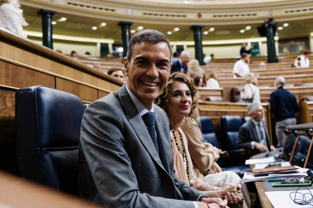 The Congress votes the reduction of the working day with an absolute majority of PP, Vox and Junts against The President of the Government, Pedro Sánchez and the First Vice President and Minister of Finance, María Jesús Montero, during a plenary session in the Congress of Deputies, on September 10, 2025, in Madrid Spain The Plenary of the Congress debates and votes the amendments of totality that PP, Vox and Junts have presented to return to the Government the project of reduction of the working day to 37.5 hours, formations that add an absolute majority more than enough to overthrow the norm 10 SEPTEMBER 2025 Carlos Lujá Madrid Madrid Espana  Copyright: xCarlosxLujanx 6944066
