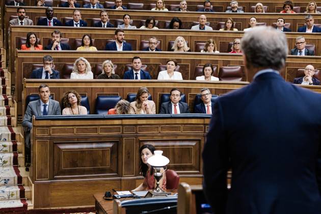 The Congress votes the reduction of the working day with an absolute majority of PP, Vox and Junts against I D The President of the Government, Pedro Sánchez, the First Vice-President and Minister of Finance, María Jesús Montero and the Second Vice-President and Minister of Labor, Yolanda Díaz, during a plenary session in the Congress of Deputies, on September 10, 2025, in Madrid Spain The Plenary of the Congress debates and votes the amendments of totality that PP, Vox and Junts have presented to return to the Government the project of reduction of the working day to 37.5 hours, formations that add up to an absolute majority more than enough to overthrow the norm 10 SEPTEMBER 2025 Carlos Lujá Madrid Madrid Espana Copyright: xCarlosxLujanx 6944070