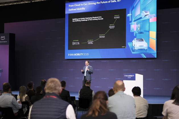Ali Kani von NVIDIA hält Vortrag auf IAA Mobility Summit Stage Ali Kani von NVIDIA hält Vortrag auf IAA Mobility Summit Stage zum Thema From cloud to car