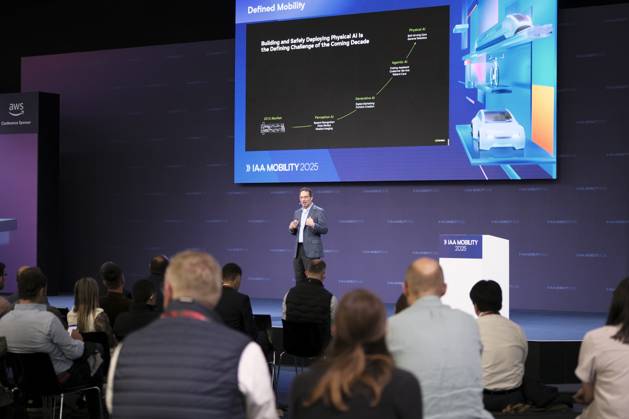 Ali Kani von NVIDIA hält Vortrag auf IAA Mobility Summit Stage Ali Kani von NVIDIA hält Vortrag auf IAA Mobility Summit Stage zum Thema From cloud to car
