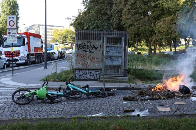Block Everything movement begins in France LE PRE SAINT-GERVAIS, FRANCE - SEPTEMBER 10: Bikes on fire as part the Bloquons tout ( Let s block everything ) protest movement in Le Pre Saint-Gervais, France on September 10, 2025. The grassroots protest that started with the aim of bringing the country to a halt in opposition to outgoing Prime Minister Francois Bayrou’s national budget plan. Ameer Alhalbi Anadolu Le Pre Saint-Gervais France. Editorial use only. Please get in touch for any other usage.  Copyright: x2025xAnadoluxAmeerxAlhalbix
