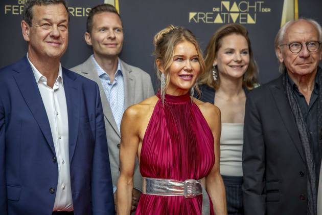 abb Die Jury - Dr. Udo Grätz (stv.Chefredakteur WDR), Florian Hellenkamp (Bereichsleiter Strategische Programmplanung RTL und RTL+), Laura Karasek (Moderatorin, Schriftstellerin,Anwältin), Milena Seyberth (Channelmanagerin des ZDF), Wolf Bauer (Produzent, Juryvorsitzender) zu Gast auf dem roten Teppich bei der Nacht der Kreativen - Der Deutschen Fernsehpreis 2025 in der Flora am 09.09.2025 in Koeln NRW Deutschland