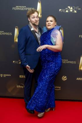 abb Gisa Flake die Schauspielerin mit ihrem Ehemann Knud Riepen zu Gast auf dem roten Teppich bei der Nacht der Kreativen - Der Deutsche Fernsehpreis 2025 in der Flora am 09.09.2025 in Koeln NRW Deutschland