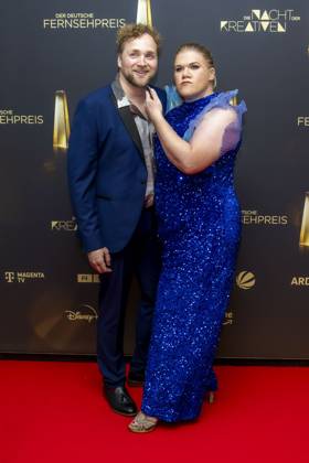 abb Gisa Flake die Schauspielerin mit ihrem Ehemann Knud Riepen zu Gast auf dem roten Teppich bei der Nacht der Kreativen - Der Deutsche Fernsehpreis 2025 in der Flora am 09.09.2025 in Koeln NRW Deutschland