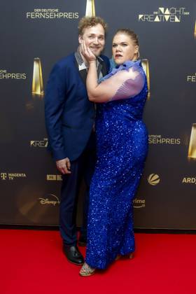 abb Gisa Flake die Schauspielerin mit ihrem Ehemann Knud Riepen zu Gast auf dem roten Teppich bei der Nacht der Kreativen - Der Deutsche Fernsehpreis 2025 in der Flora am 09.09.2025 in Koeln NRW Deutschland