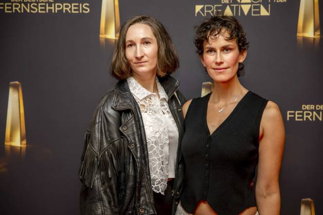 abb Lena Fakler links mit Partnerin Bestes Buch Fiktion zu Gast auf dem roten Teppich bei der Nacht der Kreativen - Der Deutsche Fernsehpreis 2025 in der Flora am 09.09.2025 in Koeln NRW Deutschland