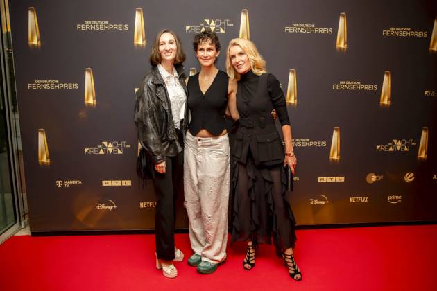 abb Lena Fakler links mit Partnerin Bestes Buch Fiktion mit Maria Furtwaengler Schauspielerin zu Gast auf dem roten Teppich bei der Nacht der Kreativen - Der Deutsche Fernsehpreis 2025 in der Flora am 09.09.2025 in Koeln NRW Deutschland