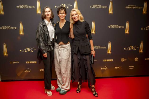 abb Lena Fakler links mit Partnerin Bestes Buch Fiktion mit Maria Furtwaengler Schauspielerin zu Gast auf dem roten Teppich bei der Nacht der Kreativen - Der Deutsche Fernsehpreis 2025 in der Flora am 09.09.2025 in Koeln NRW Deutschland