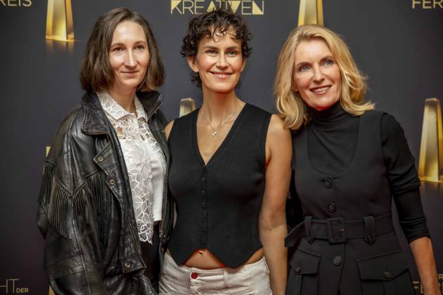 abb Lena Fakler links mit Partnerin Bestes Buch Fiktion mit Maria Furtwaengler Schauspielerin zu Gast auf dem roten Teppich bei der Nacht der Kreativen - Der Deutsche Fernsehpreis 2025 in der Flora am 09.09.2025 in Koeln NRW Deutschland