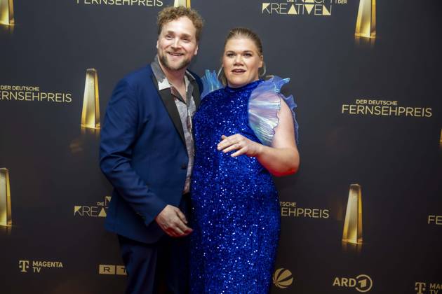 abb Gisa Flake die Schauspielerin mit ihrem Ehemann Knud Riepen zu Gast auf dem roten Teppich bei der Nacht der Kreativen - Der Deutsche Fernsehpreis 2025 in der Flora am 09.09.2025 in Koeln NRW Deutschland