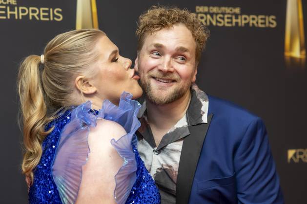 abb Gisa Flake die Schauspielerin mit ihrem Ehemann Knud Riepen zu Gast auf dem roten Teppich bei der Nacht der Kreativen - Der Deutsche Fernsehpreis 2025 in der Flora am 09.09.2025 in Koeln NRW Deutschland