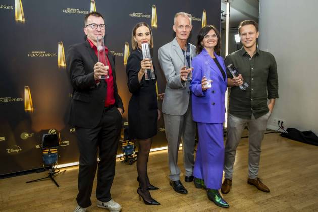 abb Gewinner Bestes Buch Unterhaltung, Dietrich Kraus, Maike Kühl, Max Uthoff, Doris Mueller, Cornelius Oettle fuer Die Anstalt - Freunde des Patriarchats zu Gast auf dem roten Teppich bei der Nacht der Kreativen - Der Deutsche Fernsehpreis 2025 in der Flora am 09.09.2025 in Koeln NRW Deutschland