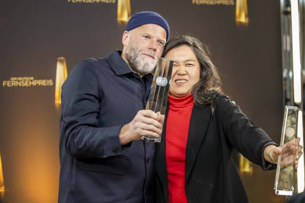 abb Gewinner Beste Kamera Fiktion Tim Kuhn, Jieun Yi fuer Krank Berlin zu Gast auf dem roten Teppich bei der Nacht der Kreativen - Der Deutsche Fernsehpreis 2025 in der Flora am 09.09.2025 in Koeln NRW Deutschland