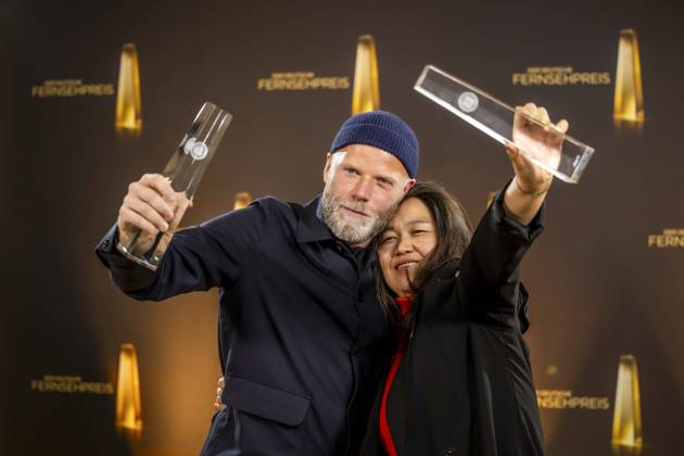 abb Gewinner Beste Kamera Fiktion Tim Kuhn, Jieun Yi fuer Krank Berlin zu Gast auf dem roten Teppich bei der Nacht der Kreativen - Der Deutsche Fernsehpreis 2025 in der Flora am 09.09.2025 in Koeln NRW Deutschland