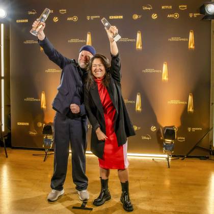 abb Gewinner Beste Kamera Fiktion Tim Kuhn, Jieun Yi fuer Krank Berlin zu Gast auf dem roten Teppich bei der Nacht der Kreativen - Der Deutsche Fernsehpreis 2025 in der Flora am 09.09.2025 in Koeln NRW Deutschland