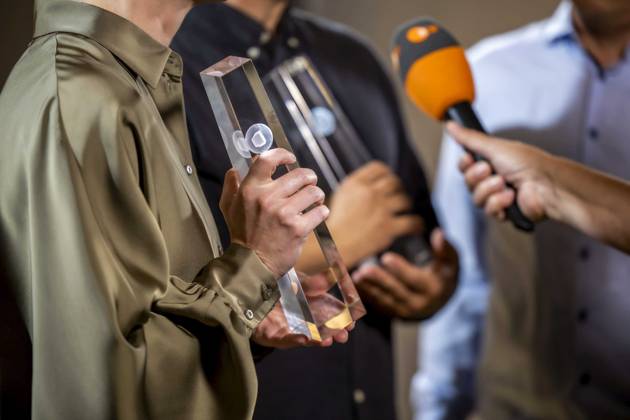 abb Zwei Deutsche Fernsehpreise ZDF Mikrofon Fernsehpreis bei der Nacht der Kreativen - Der Deutsche Fernsehpreis 2025 in der Flora am 09.09.2025 in Koeln NRW Deutschland