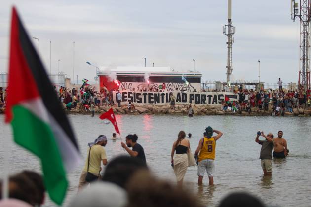 Bilder des Jahres 2025, News September 09 September 10, 2025, Tunis, Tunis, Tunisia: Supporters and activists of the Global Sumud Flotilla gather at the Tunisian port of Sidi Bou Said, ahead of the scheduled departure to the Gaza Strip to break Israel s blockade on the Palestinian territory on September 10, 2025. Organisers of the flotilla named Sumud , an Arabic word meaning steadfastness, which carries aid and pro-Palestinian activists, said late September 9 that another of their boats had been struck in a suspected drone attack off Tunisia s coast, adding the flotilla was due to resume its voyage on September 10 after multiple delays. Tunis Tunisia - ZUMAm342 20250910_zsp_m342_008 Copyright: xHasanxMradx