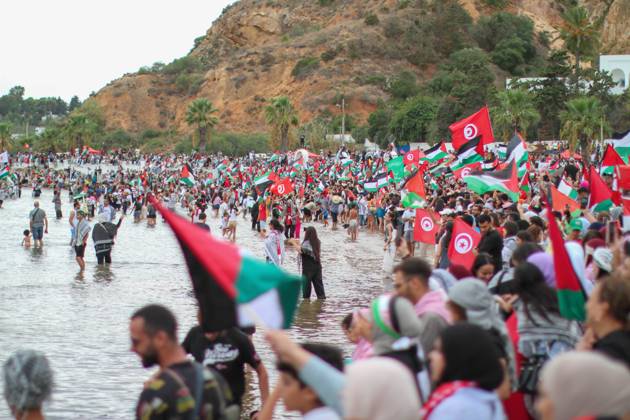 Bilder des Jahres 2025, News September 09 September 10, 2025, Tunis, Tunis, Tunisia: Supporters and activists of the Global Sumud Flotilla gather at the Tunisian port of Sidi Bou Said, ahead of the scheduled departure to the Gaza Strip to break Israel s blockade on the Palestinian territory on September 10, 2025. Organisers of the flotilla named Sumud , an Arabic word meaning steadfastness, which carries aid and pro-Palestinian activists, said late September 9 that another of their boats had been struck in a suspected drone attack off Tunisia s coast, adding the flotilla was due to resume its voyage on September 10 after multiple delays. Tunis Tunisia - ZUMAm342 20250910_zsp_m342_023 Copyright: xHasanxMradx