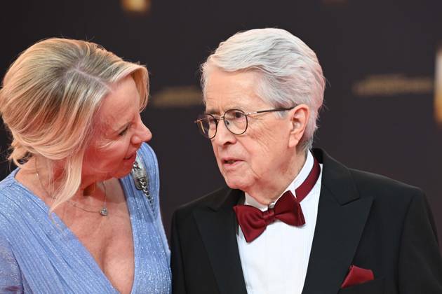 Frank ELSTNER, Showmaster, mit Ehefrau Britta Roter Teppich, Red Carpet Show, Ankunft, arrival, Verleihung des Deutschen Fernsehpreises, Der Deutsche Fernsehpreis 2025, Deutscher Fernsehpreis 2025 in den MMC Studios Koeln, am 10.09.2025.
