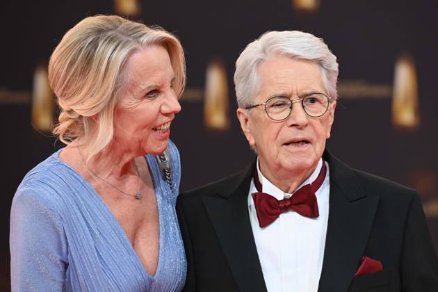 Frank ELSTNER, Showmaster, mit Ehefrau Britta Roter Teppich, Red Carpet Show, Ankunft, arrival, Verleihung des Deutschen Fernsehpreises, Der Deutsche Fernsehpreis 2025, Deutscher Fernsehpreis 2025 in den MMC Studios Koeln, am 10.09.2025.