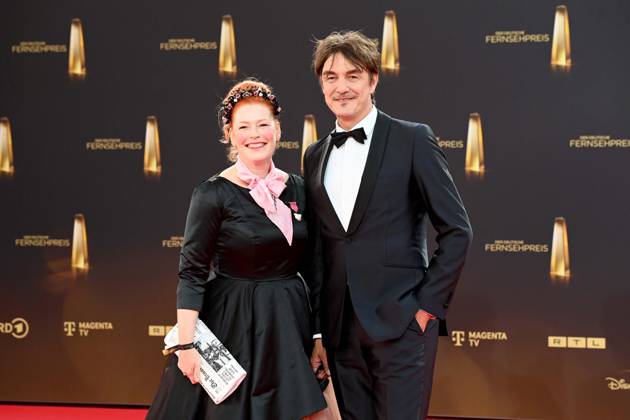 v.l. Enie van de MEIKLOKJES, Moderatorin, Matze KNOP, Comedian, Roter Teppich, Red Carpet Show, Ankunft, arrival, Verleihung des Deutschen Fernsehpreises, Der Deutsche Fernsehpreis 2025, Deutscher Fernsehpreis 2025 in den MMC Studios Koeln, am 10.09.2025.