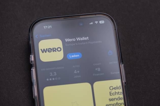 Smartphone zeigt das Logo der Wero-Wallet-Anwendung auf seinem Bildschirm.