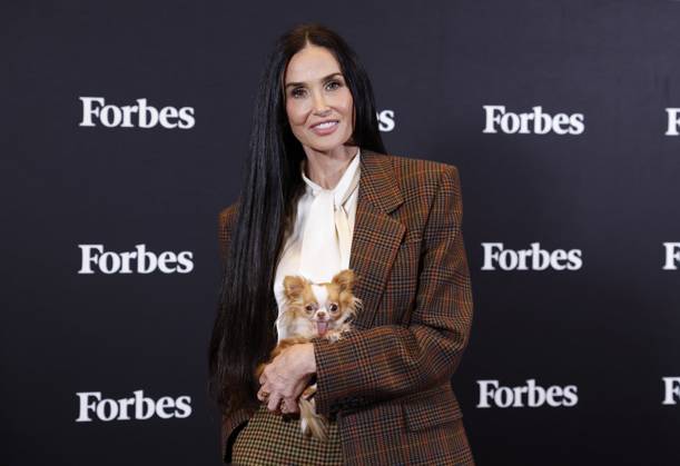 Bilder des Jahres 2025, Entertainment 09 September Actress, Producer & Author Demi Moore arrives with her her pet Chihuahua Pilaf before being interviewed at the Forbes Power Women s Summit on Wednesday, September 10, 2025 at Jazz at Lincoln Center in New York City.  NYP20250910143 JohnxAngelillo