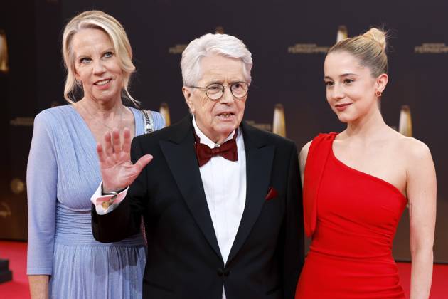 Showmaster Frank Elstner mit Ehefrau Britta Elstner (l) und Tochter Enya Elstner (r) beim Deutschen Fernsehpreis 2025 in den MMC-Studios in Ossendorf. Köln, 10.09.2025 NRW Deutschland Copyright: xChristophxHardtx