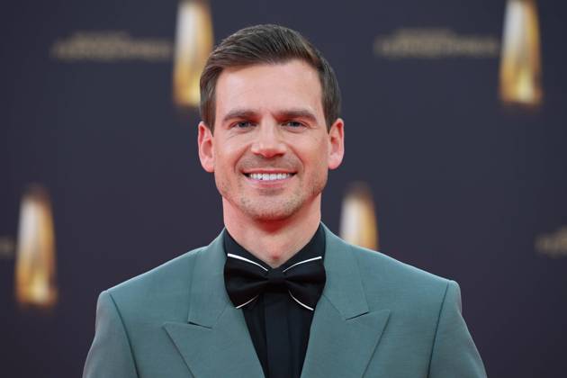 Aljoscha HOEHN, Höhn, Moderator, Roter Teppich, Red Carpet Show, Ankunft, arrival, Verleihung des Deutschen Fernsehpreises, Der Deutsche Fernsehpreis 2025, Deutscher Fernsehpreis 2025 in den MMC Studios Koeln, am 10.09.2025.