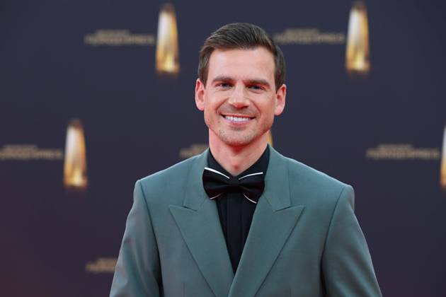 Aljoscha HOEHN, Höhn, Moderator, Roter Teppich, Red Carpet Show, Ankunft, arrival, Verleihung des Deutschen Fernsehpreises, Der Deutsche Fernsehpreis 2025, Deutscher Fernsehpreis 2025 in den MMC Studios Koeln, am 10.09.2025.