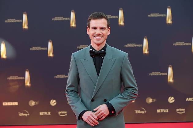 Aljoscha HOEHN, Höhn, Moderator, Roter Teppich, Red Carpet Show, Ankunft, arrival, Verleihung des Deutschen Fernsehpreises, Der Deutsche Fernsehpreis 2025, Deutscher Fernsehpreis 2025 in den MMC Studios Koeln, am 10.09.2025.