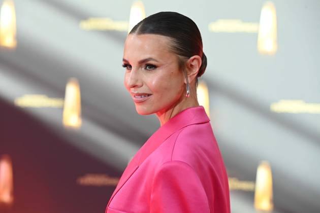 Laura WONTORRA, Moderatorin, Roter Teppich, Red Carpet Show, Ankunft, arrival, Verleihung des Deutschen Fernsehpreises, Der Deutsche Fernsehpreis 2025, Deutscher Fernsehpreis 2025 in den MMC Studios Koeln, am 10.09.2025.