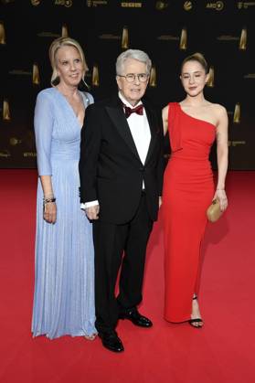Frank Elstner mit Ehefrau Britta Gessler und Tochter Enya Elstner bei der Verleihung des Deutschen Fernsehpreises 2025 in den MMC Studios. Köln, 10.09.2025